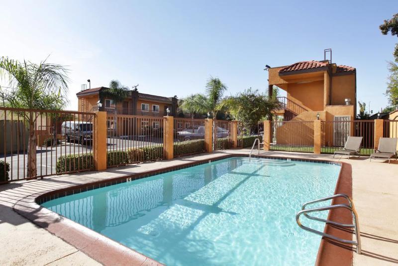 Express Inn & Suites Ontario Airport Esterno foto